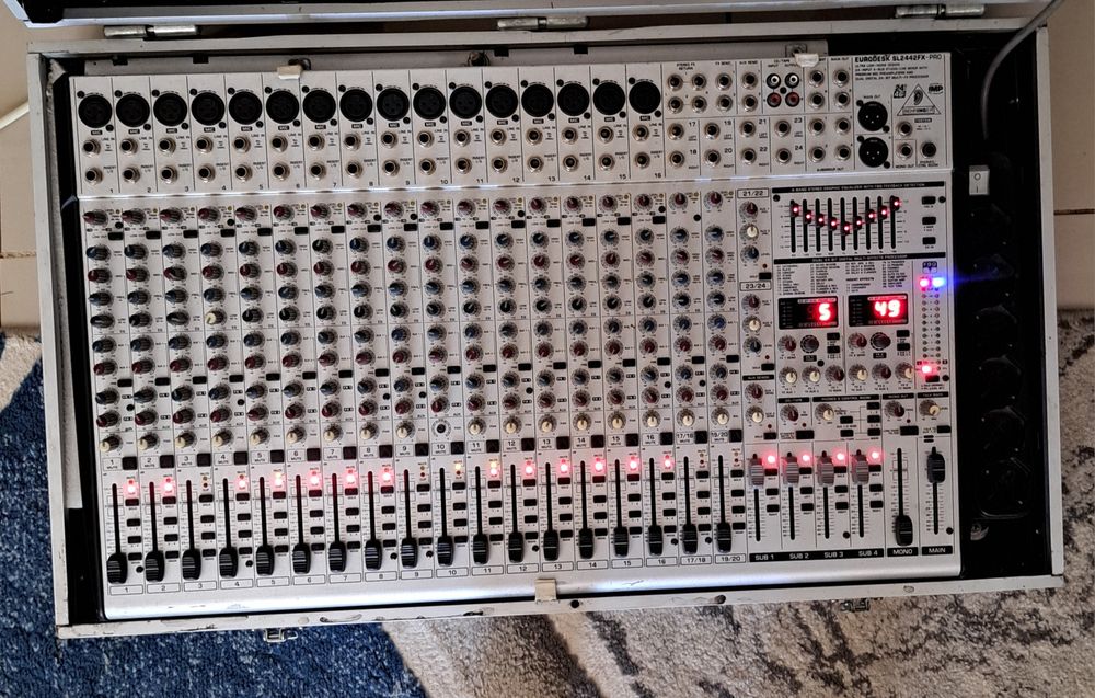 Vând mixer beringher