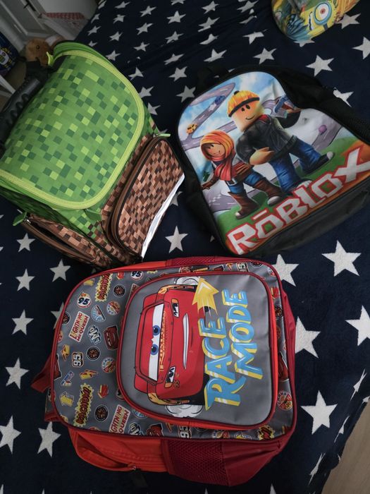 Vand 3 ghiozdane in stare buna