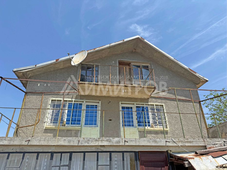Продава триетажна вила с хубав, равен двор от 825 кв.м в с. Златна нива, обл. Шумен