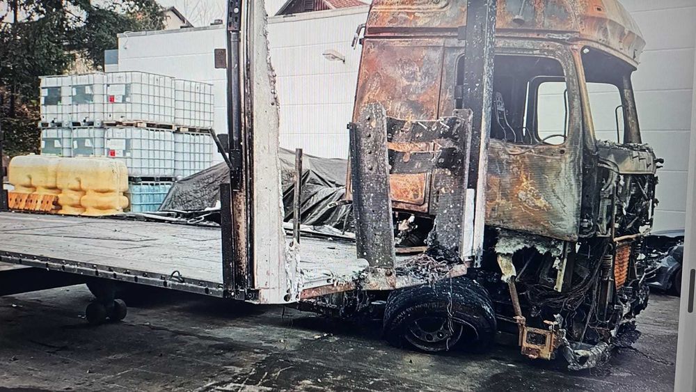 Vand Actros MP4 cu cabina arsa in totalitate.