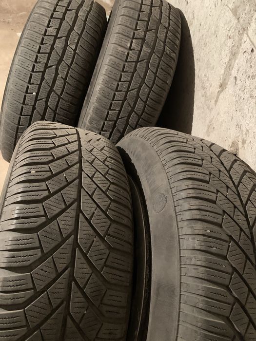 Cauciucuri iarna cu jante negre de aliaj