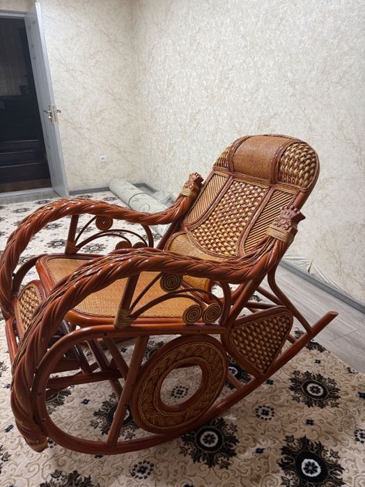 Плетеное кресло-качалка из ротанга (ручная работа)