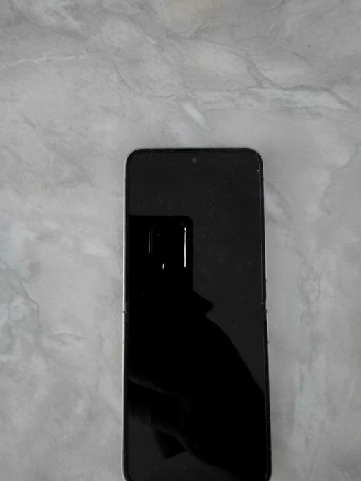 Vând telefon Samsung  Galaxy Z Flip 6 argintiu , 256 Gb , folosit , în stare foarte bună ,plus căști Samsung Galaxy Buds FE inclus.