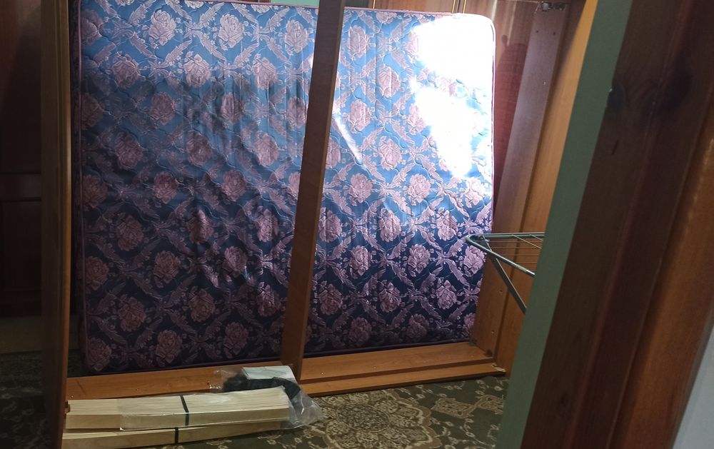 Двухспальная кровать.