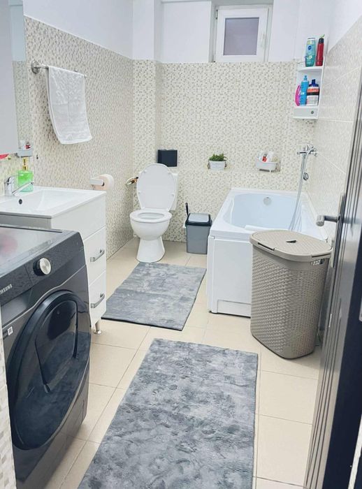 Vând apartament cu 2 camere ,zona Bucium