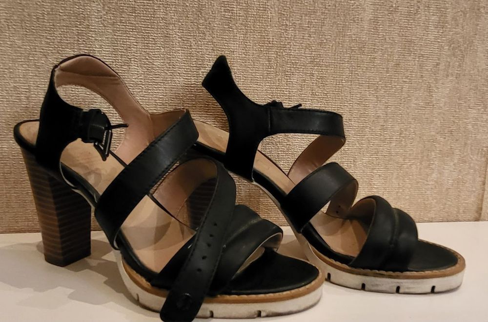 Босоножки черные