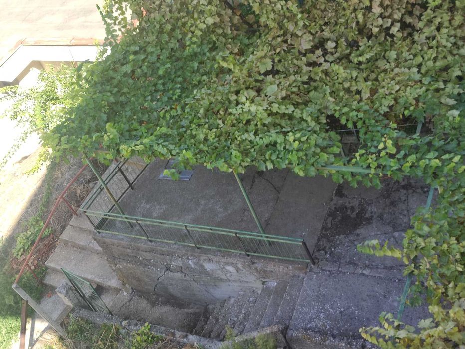 Продават се първи и трети етаж от къща