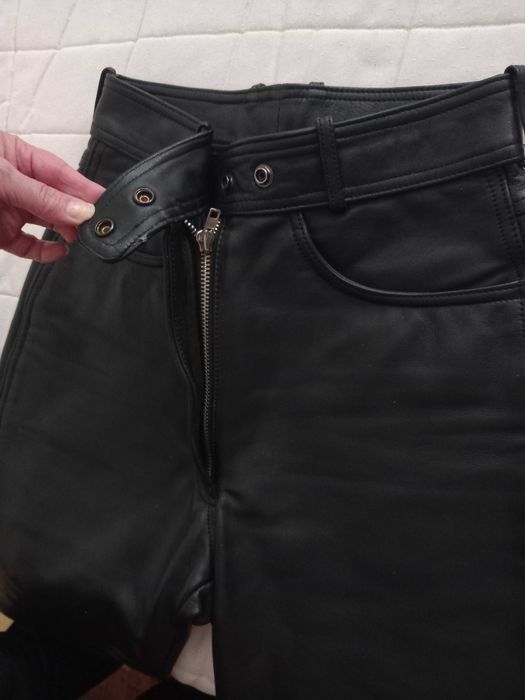 Кожени дамски панталони от фина кожа. подходящи за рокерки