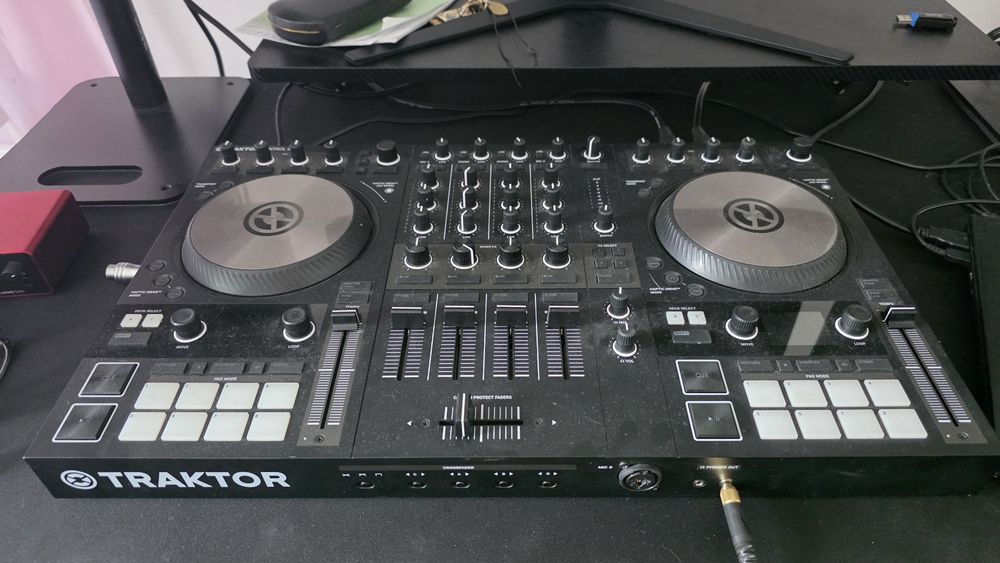 Traktor s4 Диджейский пульт