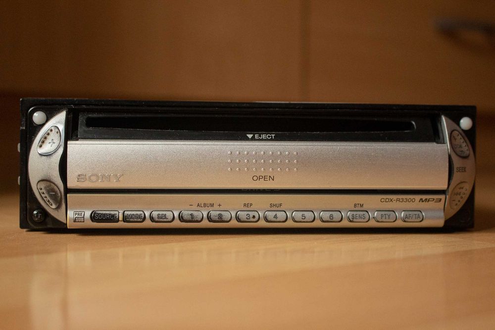 Sony CDX-R3300 радио и CD плеър