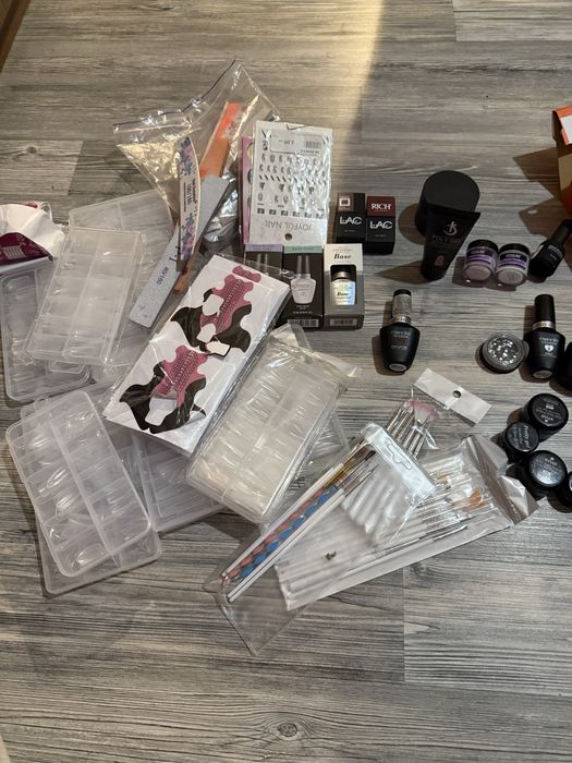 Продавам всичко необходимо за маникюр/изграждане.