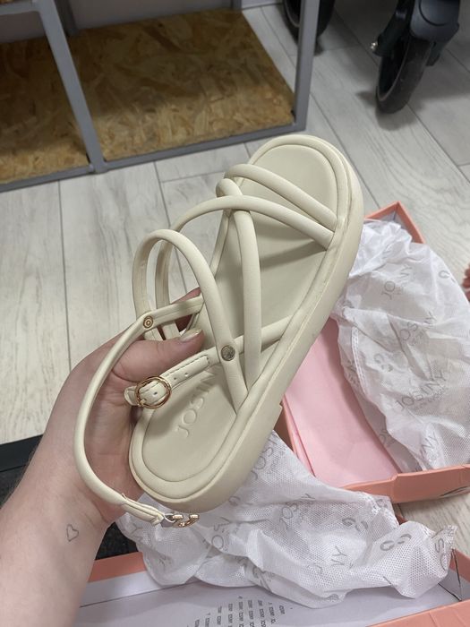 Продам сандали молочного цвета