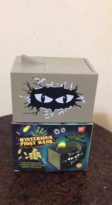 Прикольная детская игрушка копилка воришка сама ворует монеты