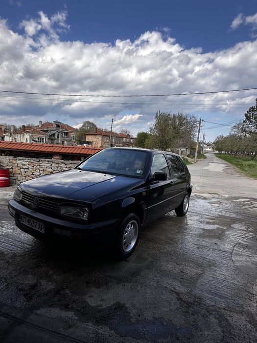 Голф 3  1.6.  75 коня