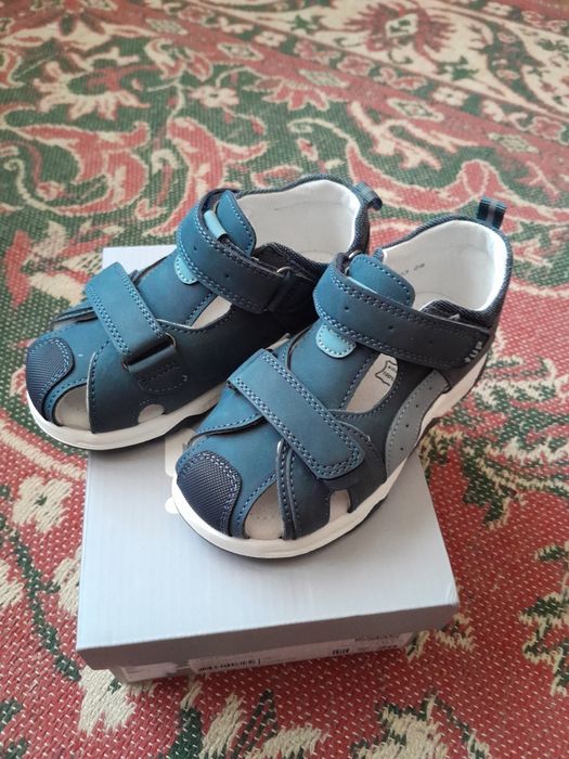 Продам босоножки новые