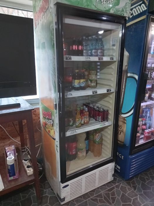 De vanzare vitrina pentru sucuri