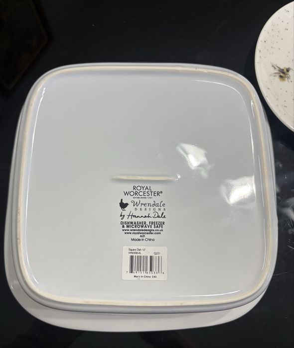 Елитен британски порцелан Royal Worcester-Wrendale Designs. Тава за печене с две чинийки