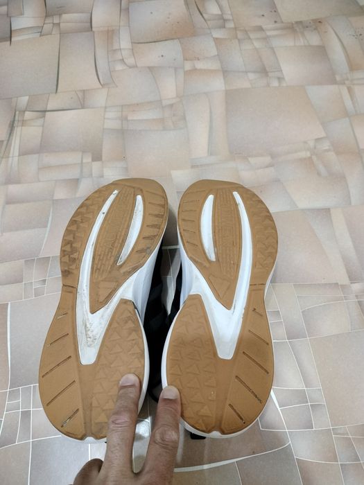 Продам кроссовки