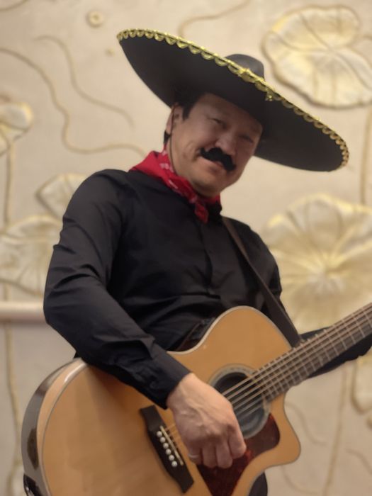 гитарист певец музыкант