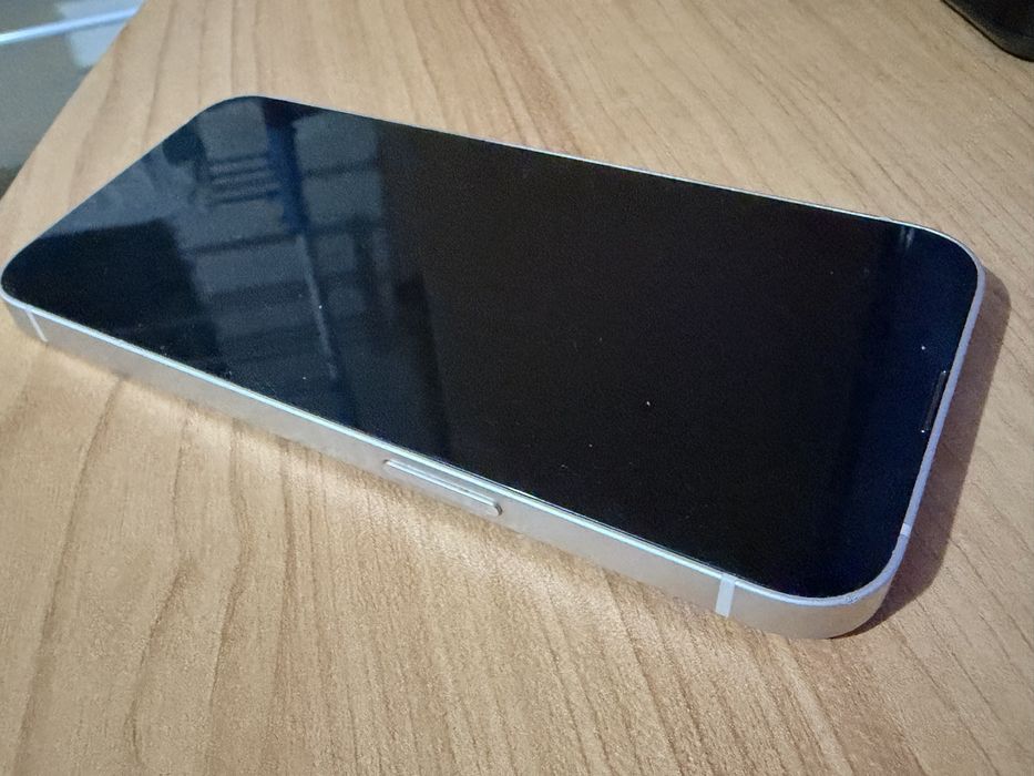 Продавам Iphone 13