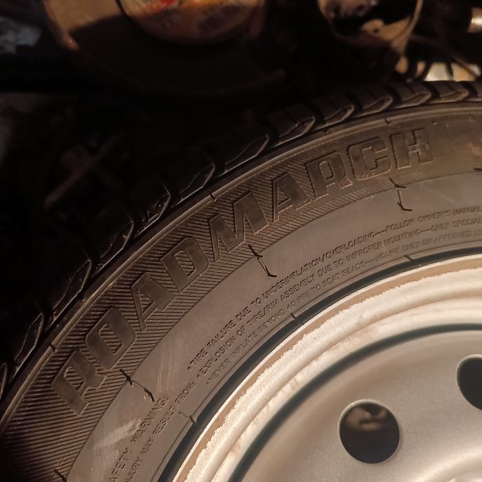 Продам шину с дисками новый