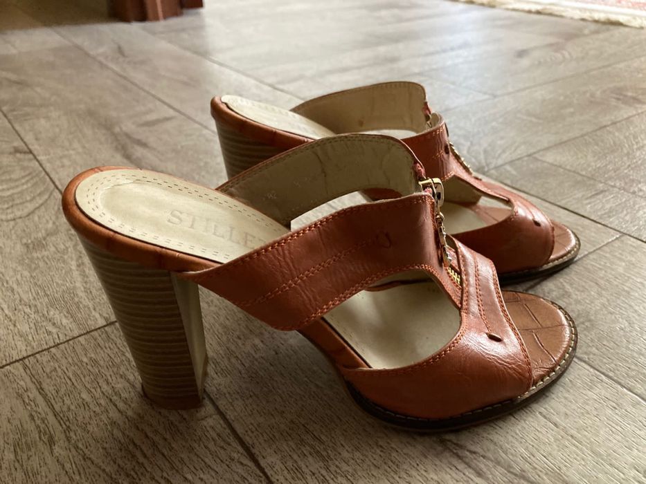 Женские босоножки