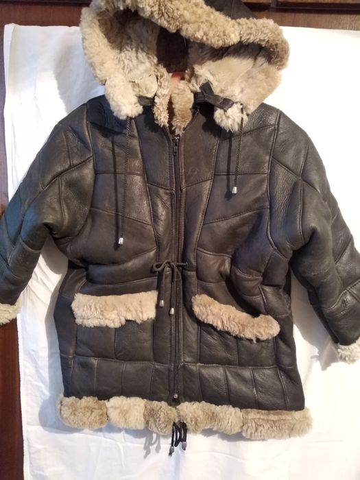 Детско палто от естествена кожа.