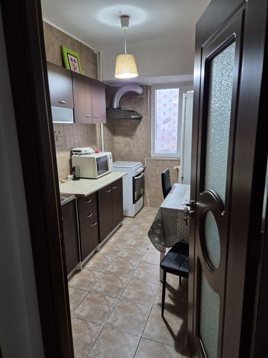 Inchiriez apartament cu 3 camere- Blv. Banu Manta