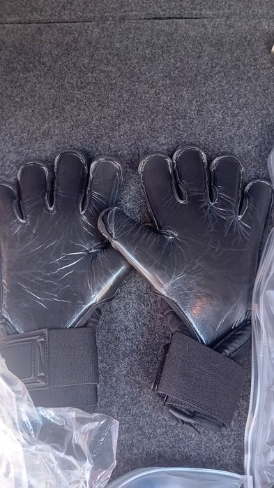 Футболни вратарски ръкавици