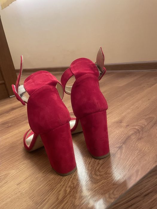 Дамски сандали на висок ток