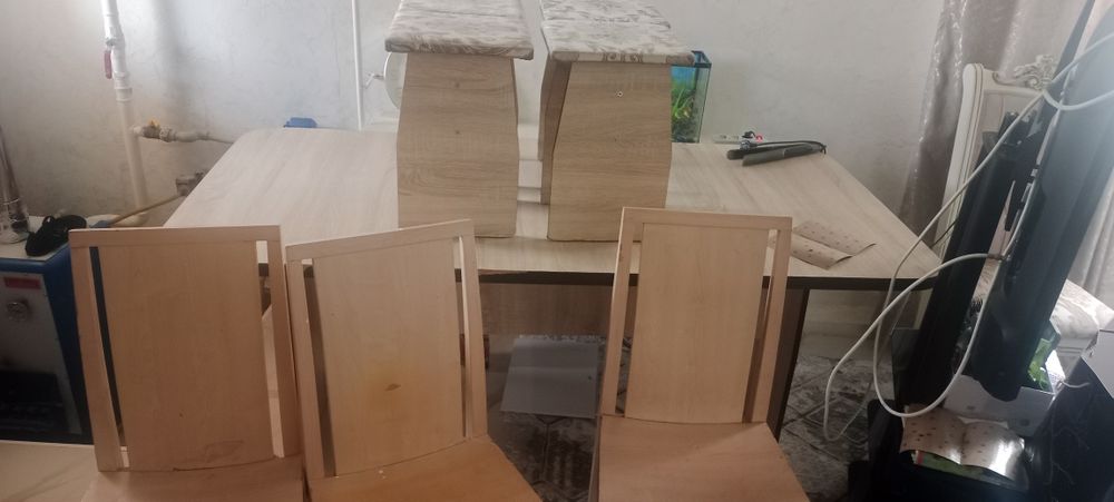 Продаётся б/у диван кресло стол стулья и ковры.