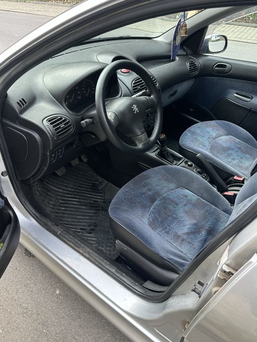Автомобил пежо 206