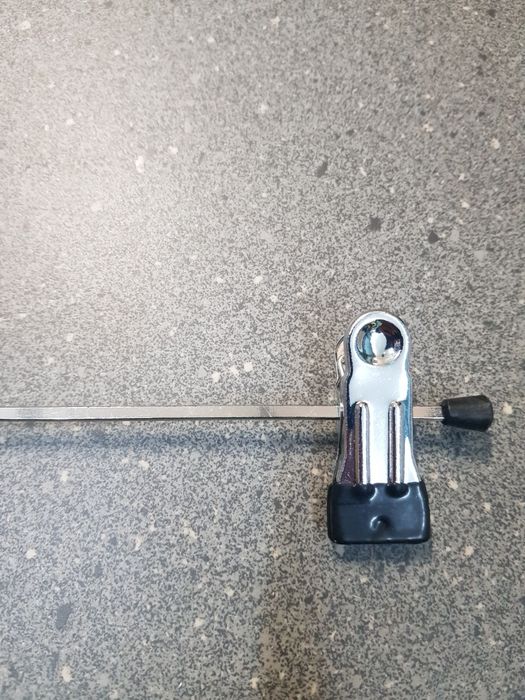 Umeraș metalic cu clipsare