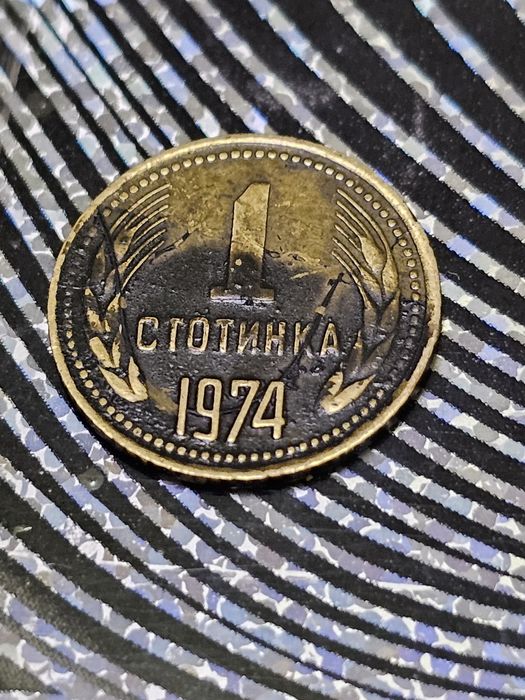 Часовник механичен и антични монети