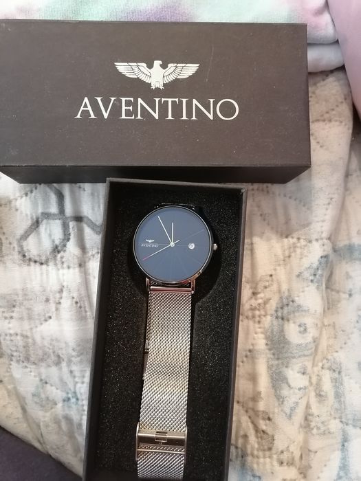 Продавам часовник нов!