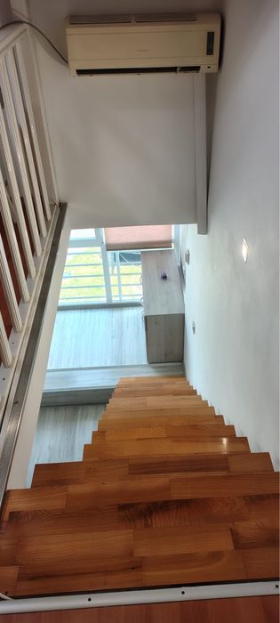Inchriez apartament tip mansarda