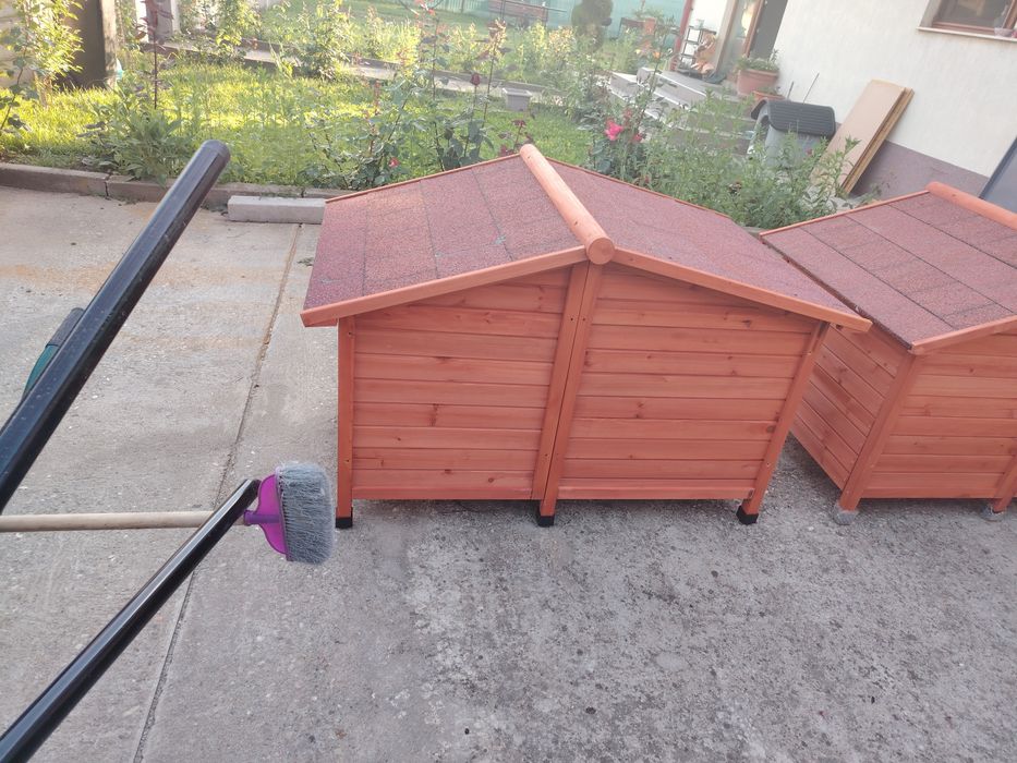 Vând căsuța căței cu veranda lăcuită nou nouță nefolosita cu acoperiș  din carton policarbonat