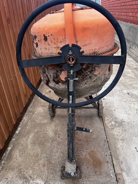 Бетономешалка в рабочем состоянии.