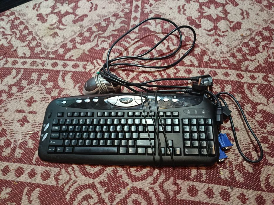 Vând PC plus monitor cu toate cablurile necesare