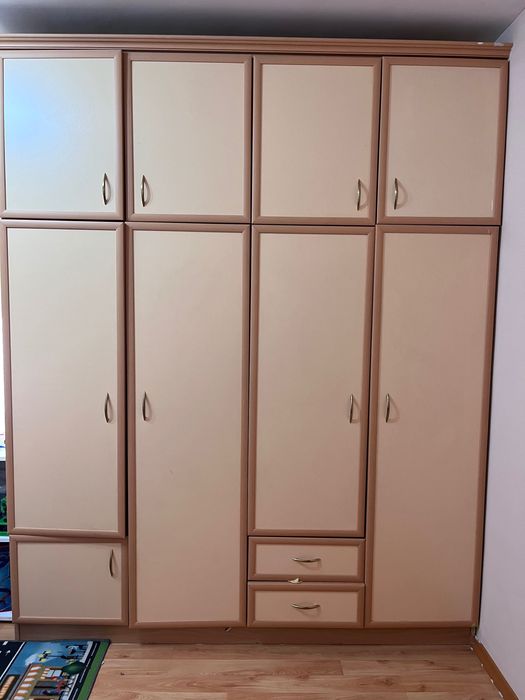 Продавам гардероб 200/250