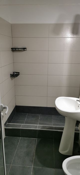 Inchiriez apartament 2 camere, mobilat, situat in Piata Centrala.