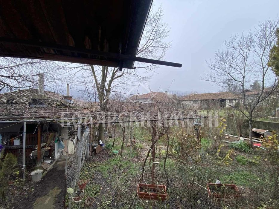 Масивна къща с гараж в с. Самоводене