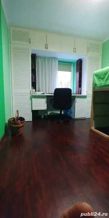 Vând apartament 4 camere, 3 dormitoare si un living