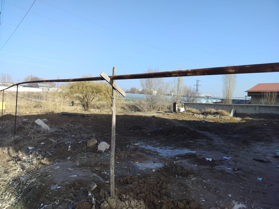 Хасанбой, 7.7 сот. Постдан 2.4 км ичкарига. Тинч махалла.