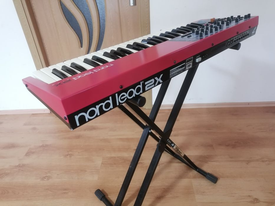 Nord Lead 2X virtual analog orga pian sintetizator