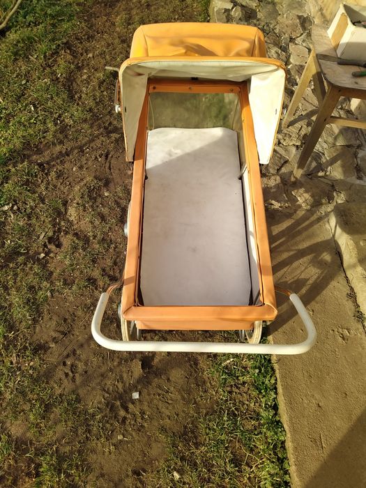 Стари детски кукли и стара детска количка за кукли