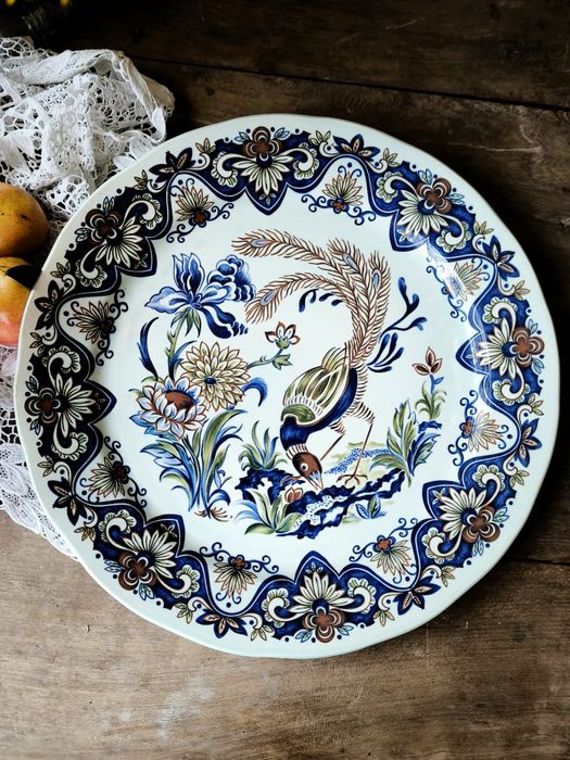 Чиния с флорални мотиви