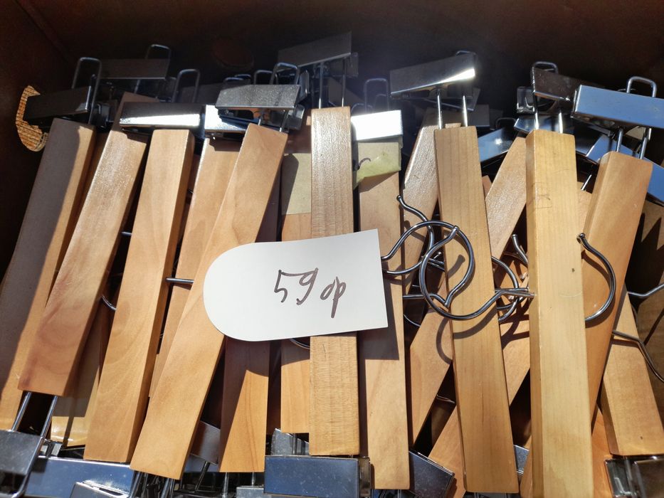 Дървени закачалки за дрехи