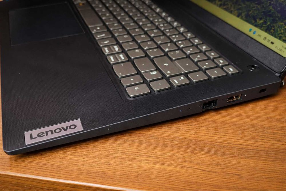 Продавам Lenovo IdeaPad V15 G3 IAP/i5-1235U/16GB RAM/512GB NVMe + 1TB SATA3