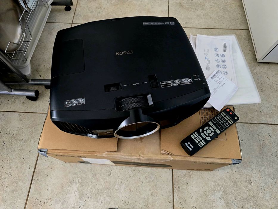 Vând Epson EH-TW9000 – Home Cinema Premium | Stare Impecabilă | 3D | Lampă Rezervă